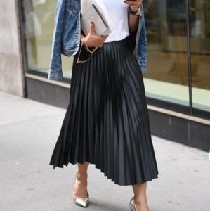 Black pleaded skirt